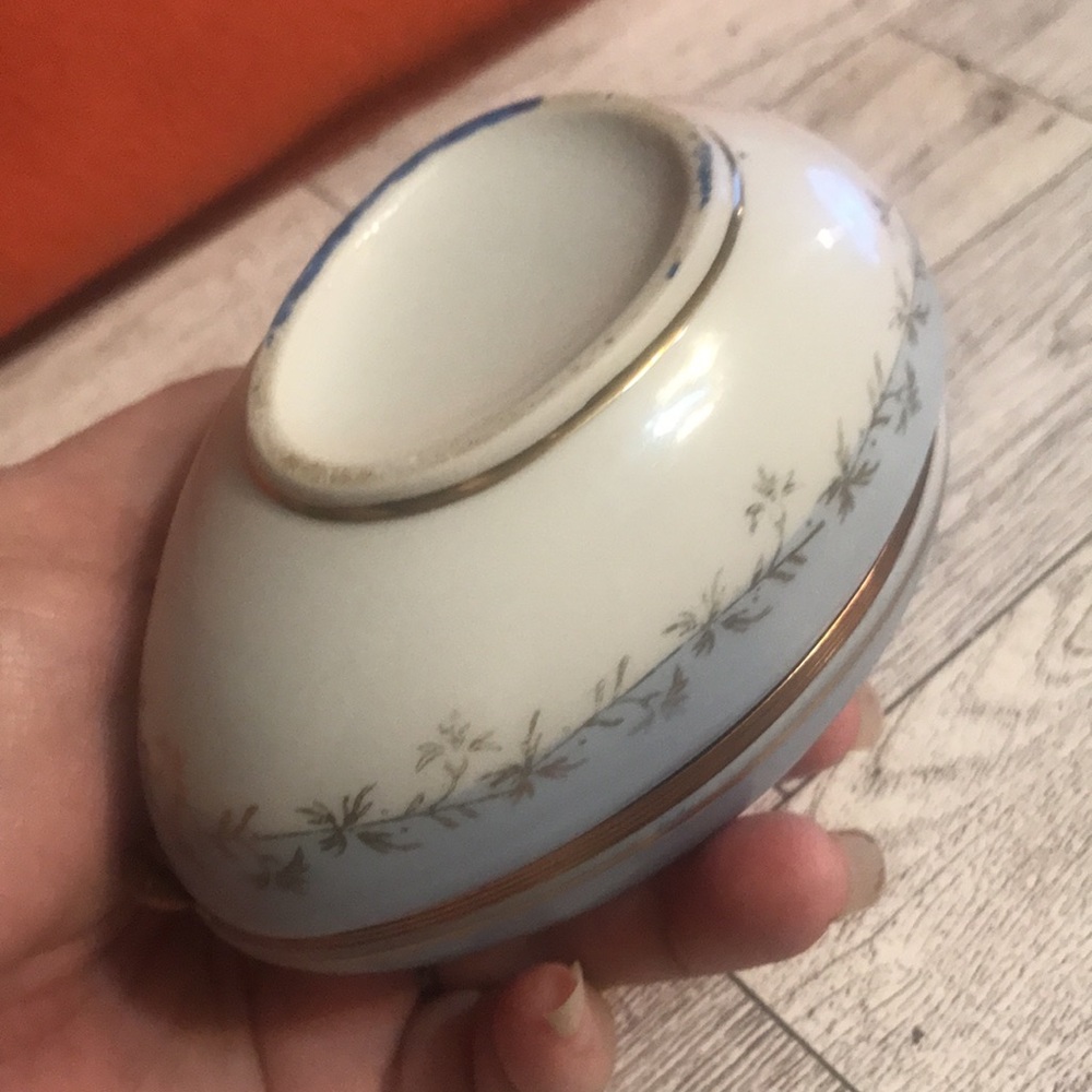 Vintage Handpainted Egg shaped trinket box - Picture 7 of 7